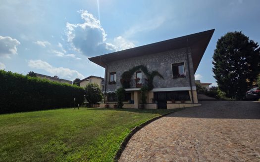Elegante villa con parco in centro paese