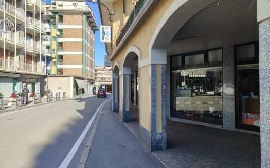 Locale commerciale in centro paese