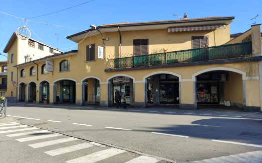 Locale commerciale in centro paese