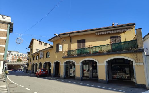 Locale commerciale in centro paese